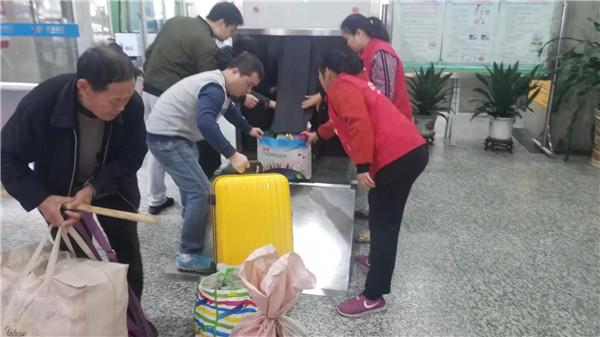 新春走基层丨义工助力汽车站春运服务