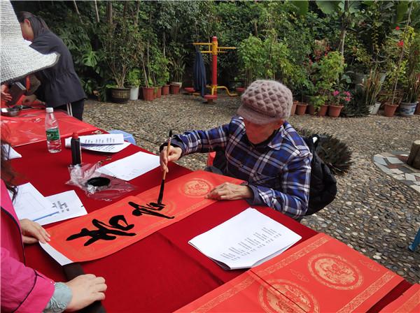 新春走基层丨泼墨挥毫迎鼠年 福赠春联祈平安