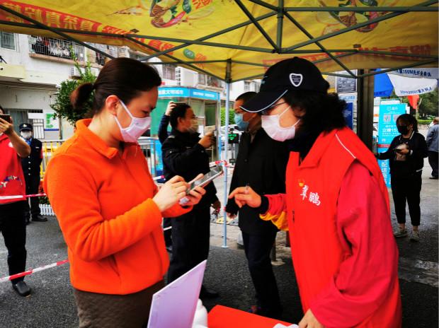 东湖街道四朵“铿锵玫瑰”撑起抗“疫”半边天