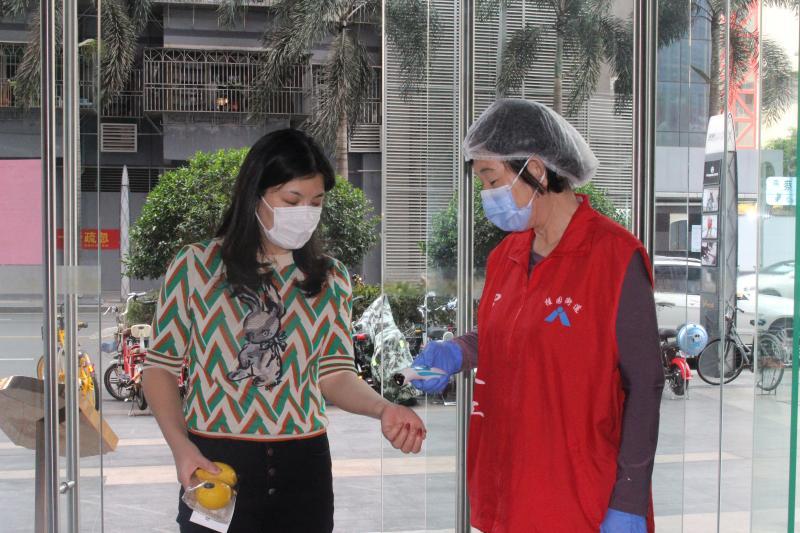 【志愿者风采】他们来自各行各业 穿上红马甲照亮抗疫之路