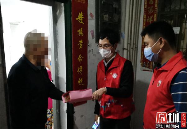 享受“互联网医院”线上问诊 66岁老党员给罗芳社区党委送锦旗