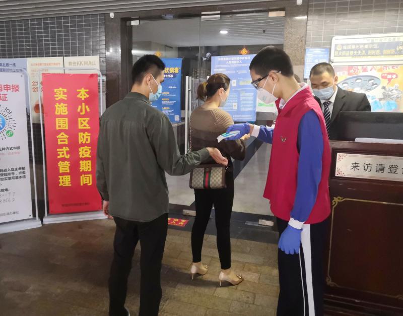 他们是家中闹腾的“小神兽” 也是社区勇敢的“防疫战士”