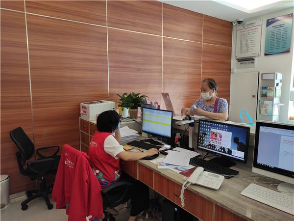 智慧养老提升幸福感 社工助力长者办理颐年卡