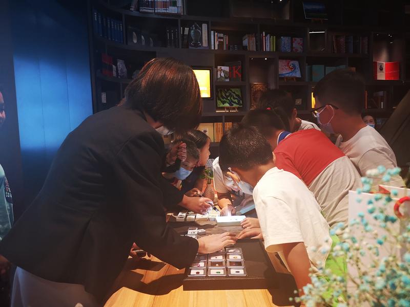 萌娃“六一”珠宝游记 传承罗湖宝石文化