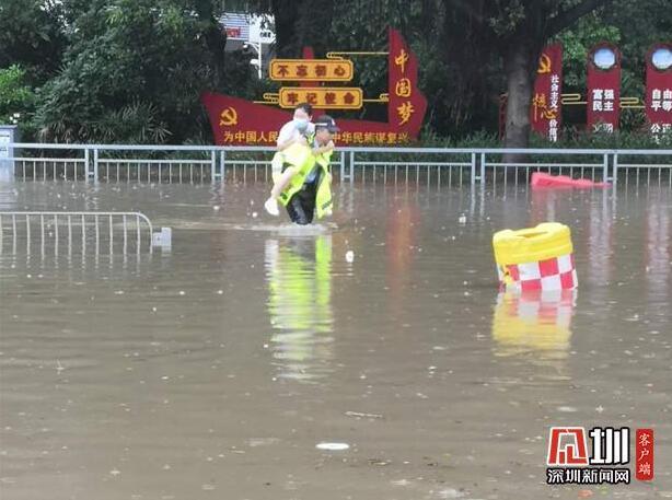 女子被困 深圳罗湖交警暴雨中救援