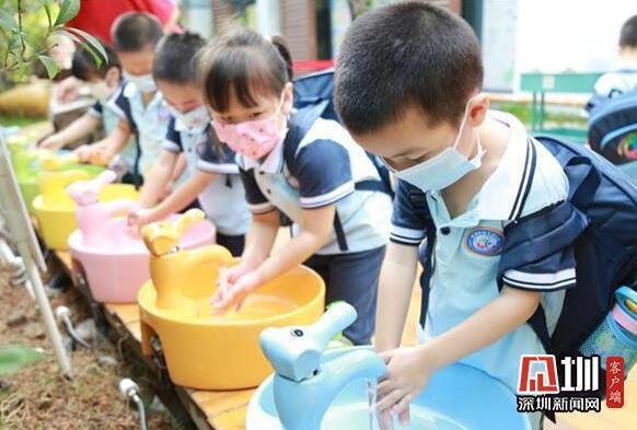 背着书包、挎着水壶上学去！“迷你神兽”纷纷接令归园