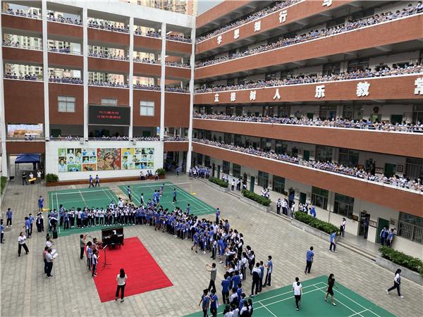 歌声回荡在校园的每个角落！这所学校别样“快闪”沸腾校园