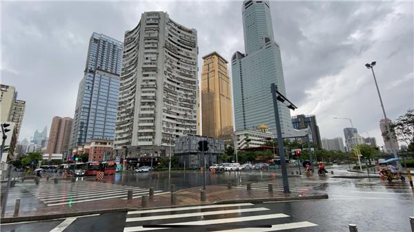 “暴雨中的深圳人” 一举一动展示着深圳文明