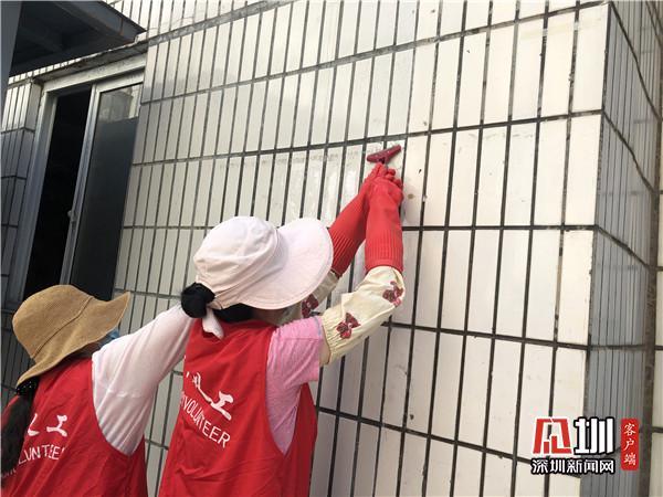 汗湿的“红马甲”不言累 努力提靓社区“颜值”