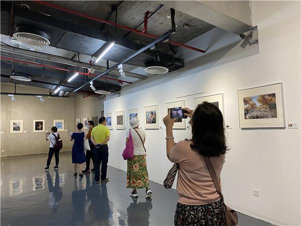 35年培养近万名摄影师 “诲人不倦·为人师表”摄影展开幕