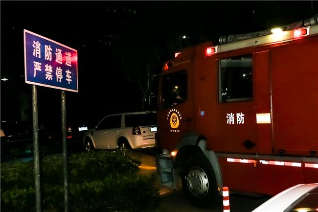 福田消防车试跑“生命通道” 一公里走了15分钟