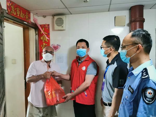 战疫港籍志愿者：服务独居高龄长者 官方信息“搬运工”