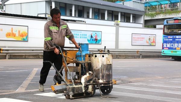 西乡：完善路面标识标线 消除道路交通隐患