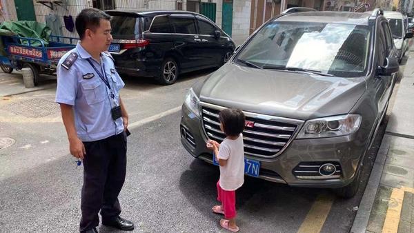 五岁女孩独自外出迷路 福永网格员助其安全回家