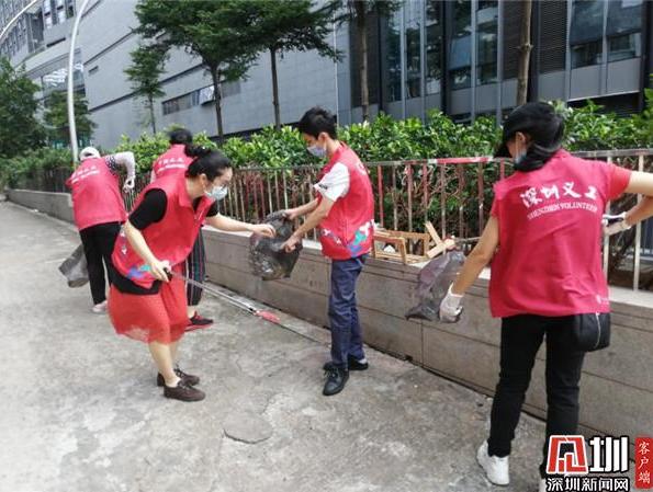 高温酷暑下 社区“红马甲”更鲜艳