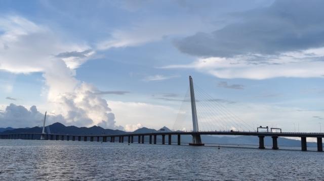 今日深圳8月17日：深圳湾大桥，海上朝云记