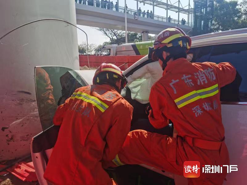 南山一小车失控撞上立交桥墩，深圳消防迅速救援