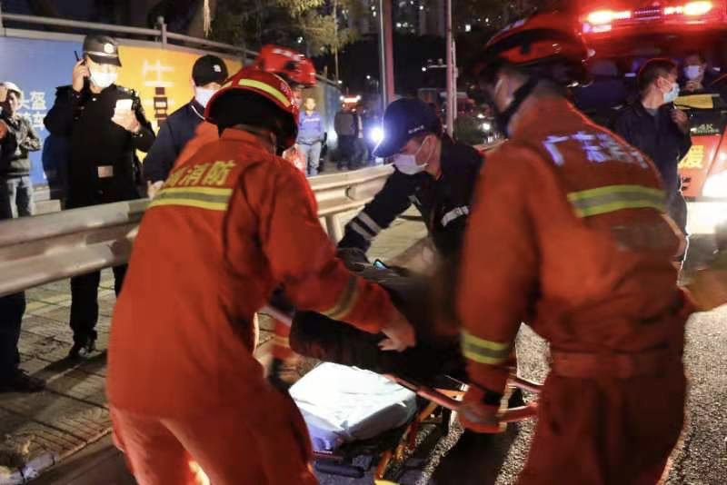 107国道宝安段一车侧翻，司机被困 ，深圳消防迅速救援