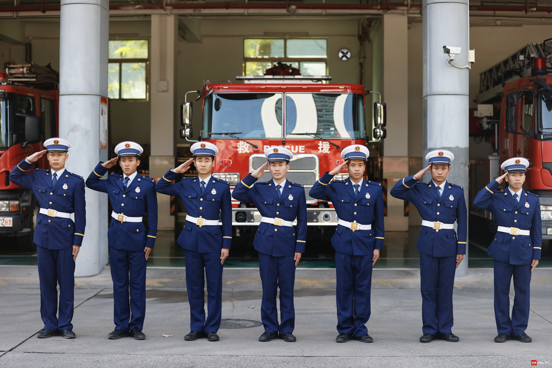 这抹“火焰蓝” 太帅了！深圳市消防救援支队新招录125名消防员