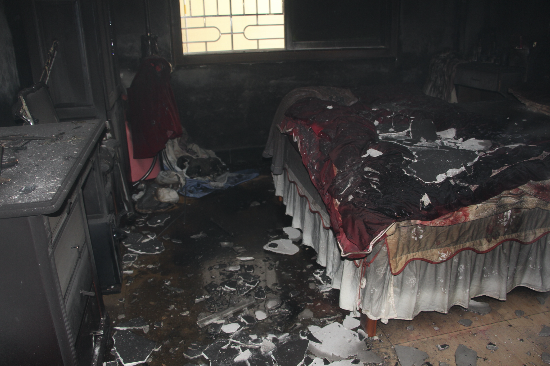 龙华一城中村住宅突然起火，被困人员6楼阳台呼救！
