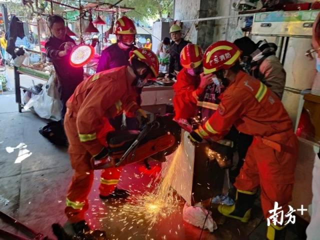 深圳男子手掌被卷入绞肉机 消防救援人员1小时成功救出
