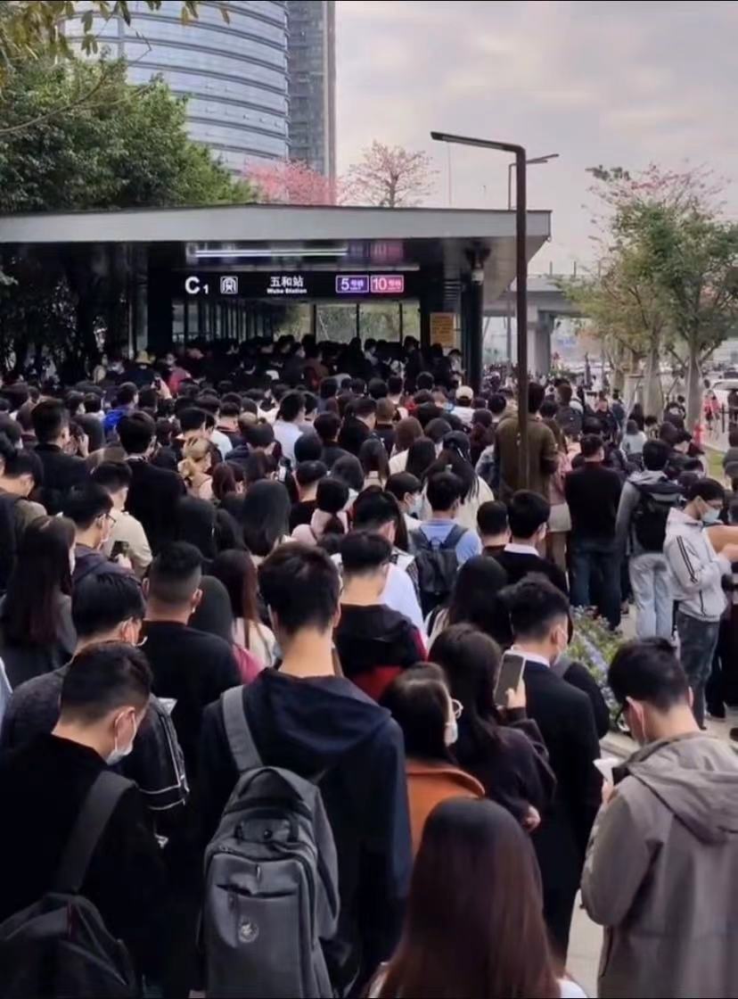 深圳地铁5号线因车门夹物导致延误