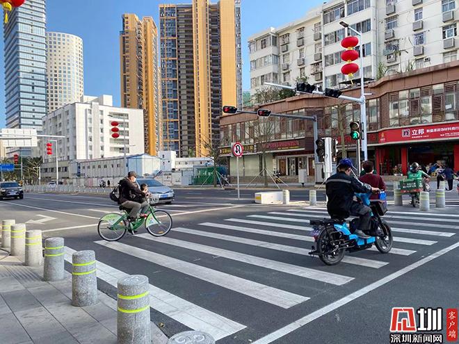 叶屋村西侧红绿灯过街路口