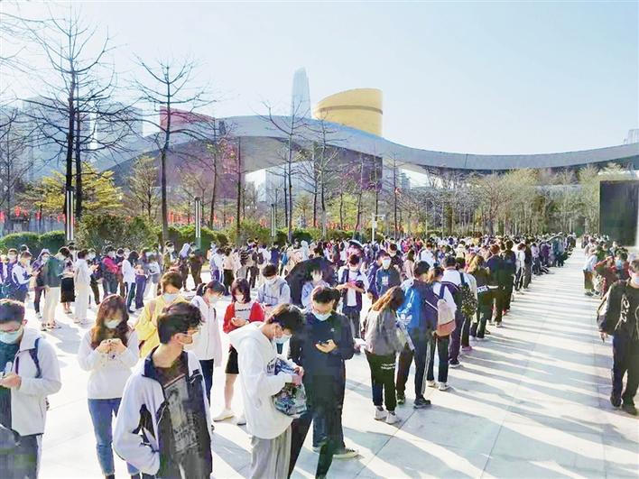 春节假期深圳图书馆成为市民的热门选择，开馆前近千读者排长龙