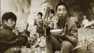 不信天不认命当代愚公毛相林铺就绝壁天路