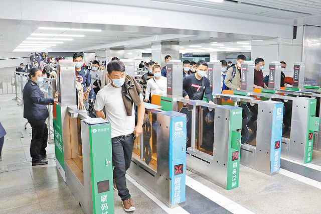 深圳北站持续迎来节后返程客流 设置“一米安全线”引导旅客出站
