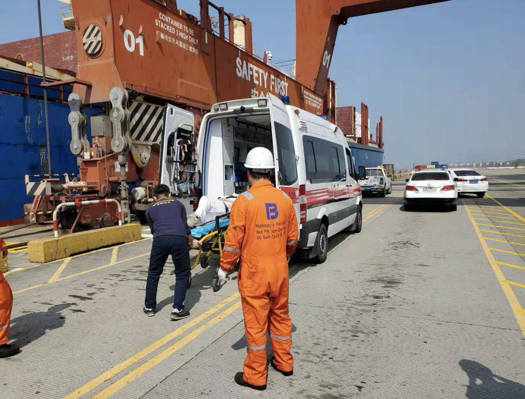 深圳大铲湾边检站紧急救助受伤中国籍船员