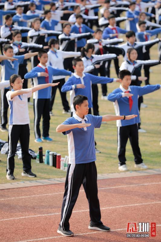 阳光下上体育课的学生.jpg