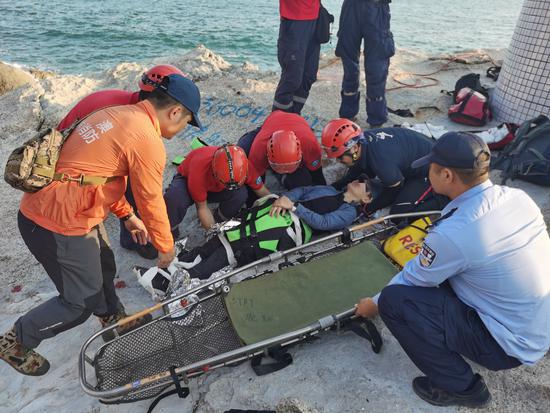 深圳一女子穿越东西涌从5米高台坠落，大鹏警方联合多部门紧急救援