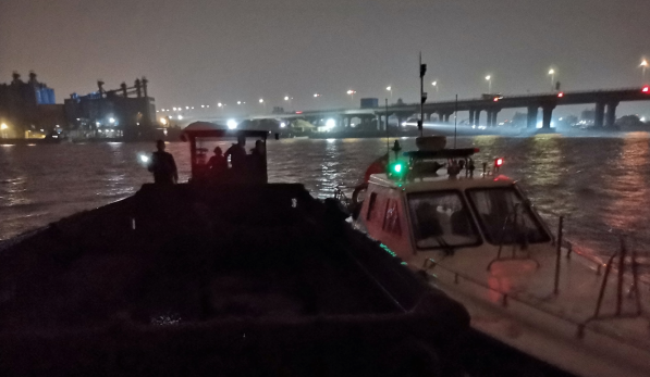 雨夜伏击，一船舶深圳西部海域非法倾废被查