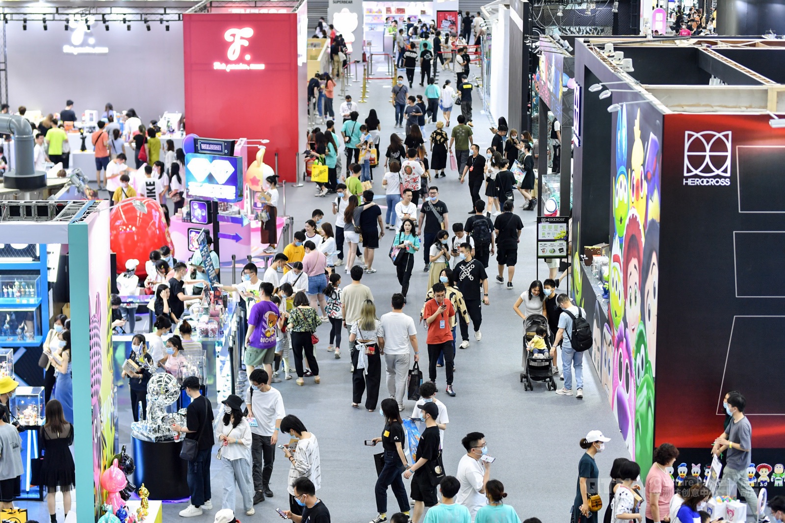 “五一”首日QQ潮玩展在深启幕  将打造国际潮流文化地标