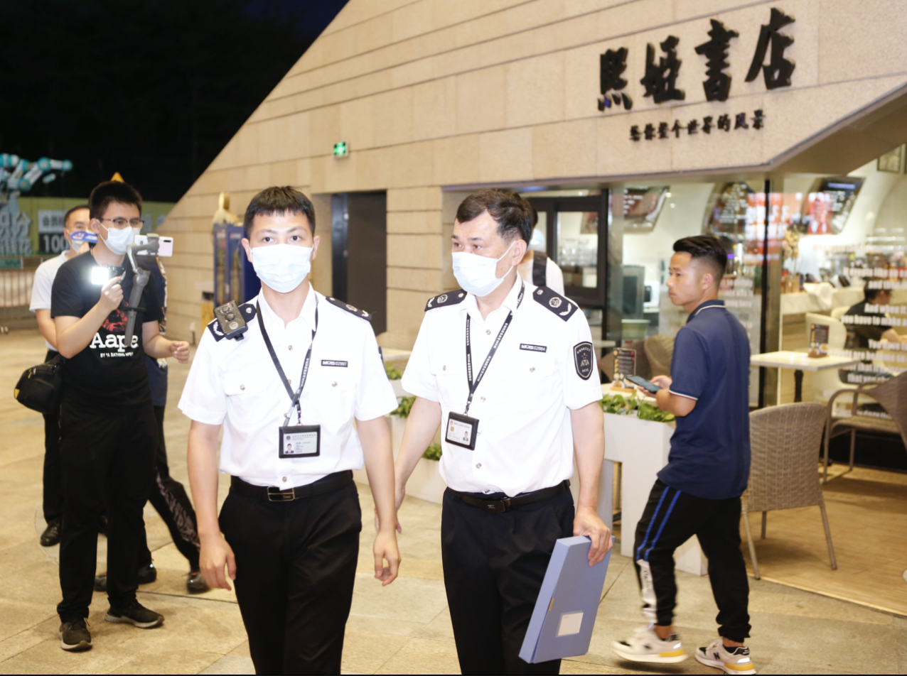 深圳控烟车轮战进龙岗，烟民多在餐厅外走廊或商场通道吸烟