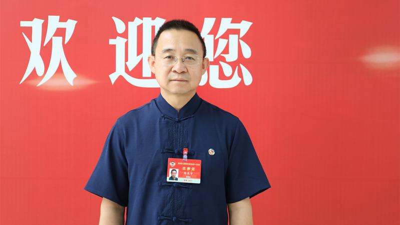 VLOG︱新委员的一天：跟着政协委员看深圳两会
