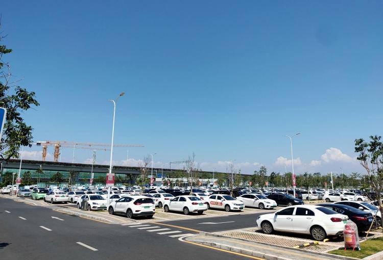 深圳机场新增网约车停车区 近600个车位可停车充电