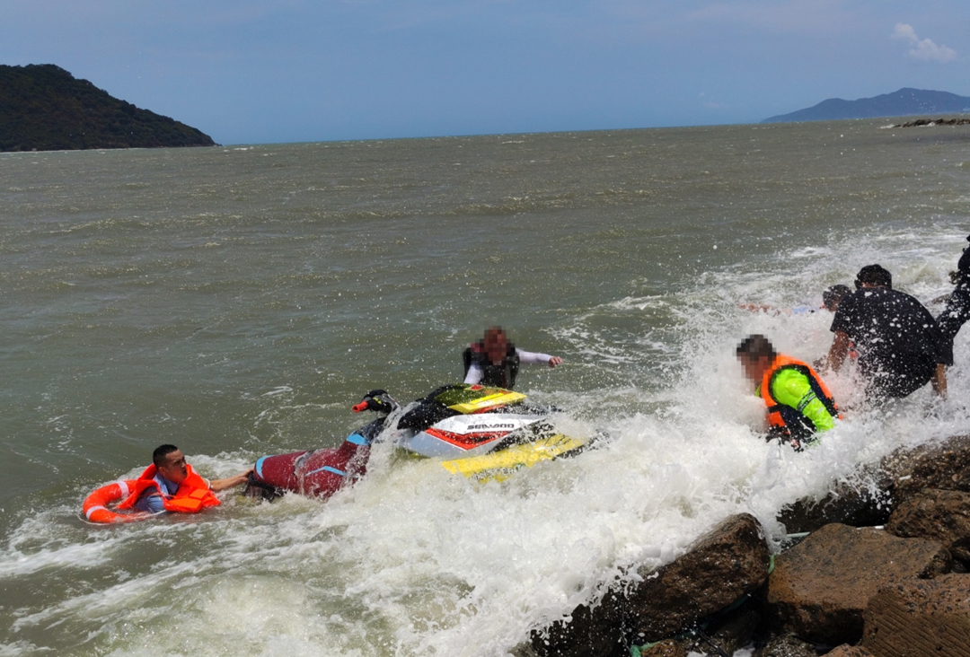 摩托艇侧翻！深汕公安成功救助海上遇险男子脱险