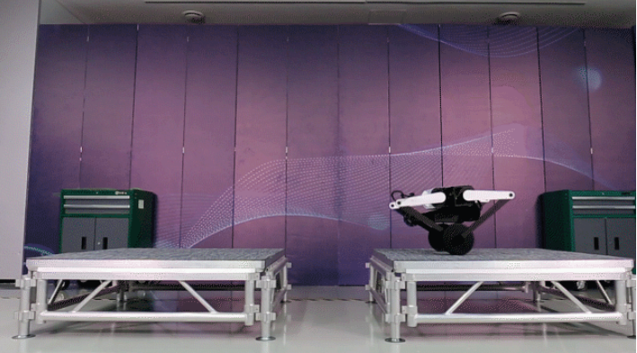 腾讯“轮滑小子”机器人首次亮相 跳跃、空翻样样在行