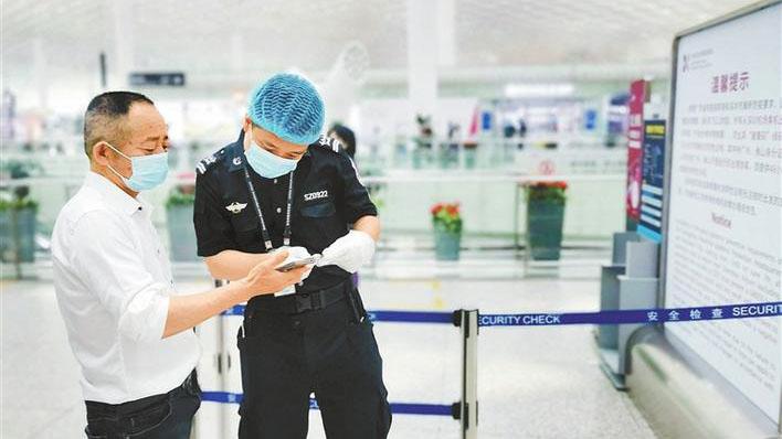 深圳交通枢纽防疫措施升级首日车站机场查验有序 旅客出行有备而来