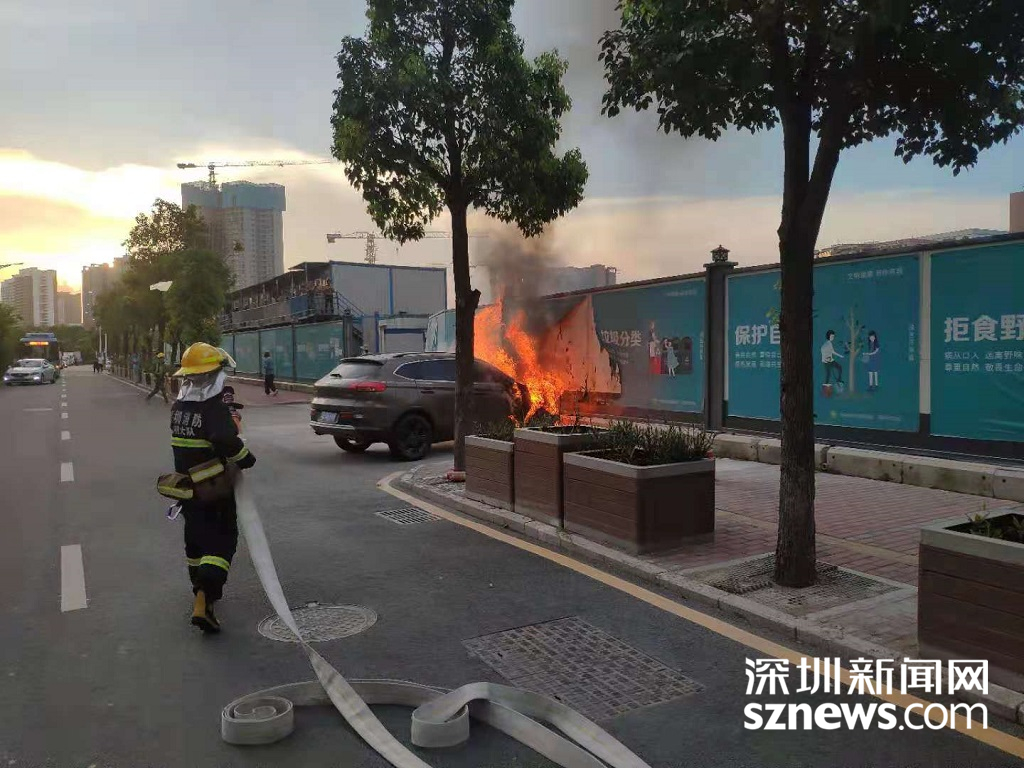 IN视频|光明区一汽油车自燃浓烟滚滚 深圳消防20分钟迅速救援