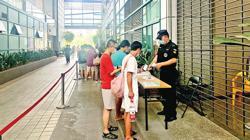 烈日下的默默坚守——宝体安保人员为市民保驾护航