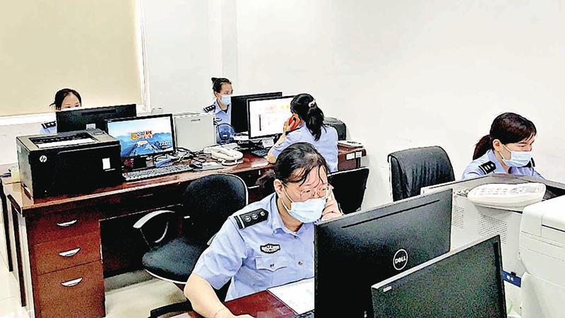 网格员的日与夜 走街串巷为社区居民撑起“平安伞