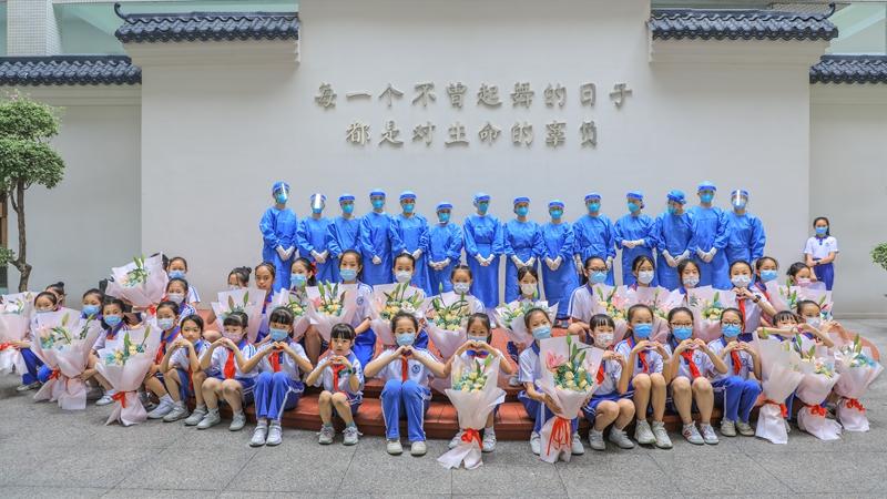 新中实验2000余名学生用歌声致敬医护人员