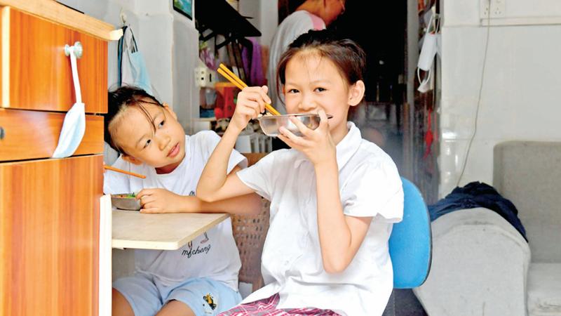 福围封控区留守家中居民纷纷为一线防疫人员加油
