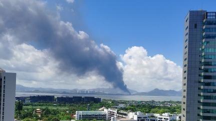 突发 | 深圳湾对岸浓烟滚滚，港媒称天水围一塑胶厂着火