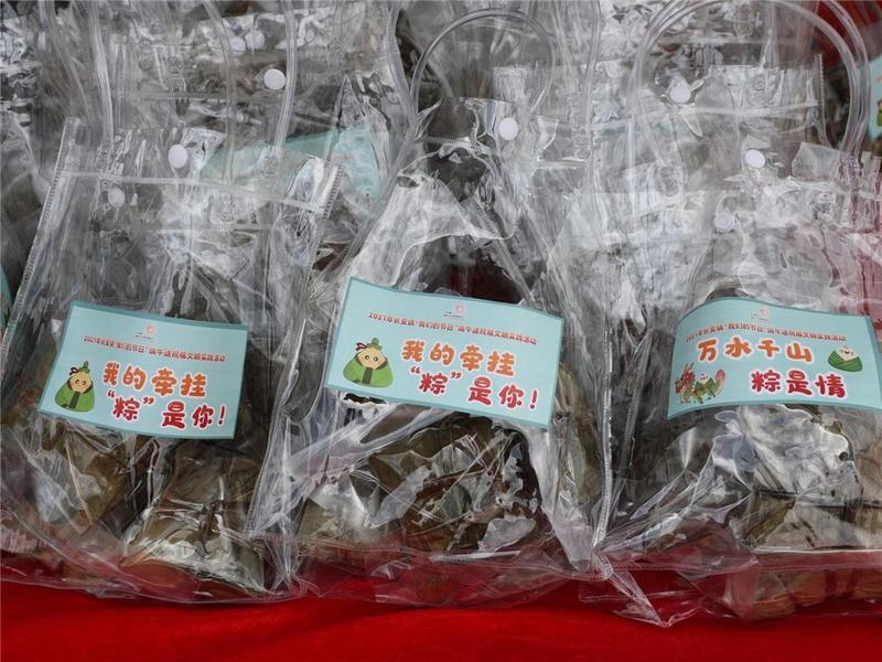 端午前夕，东莞市长安镇给防疫工作者送爱心粽子
