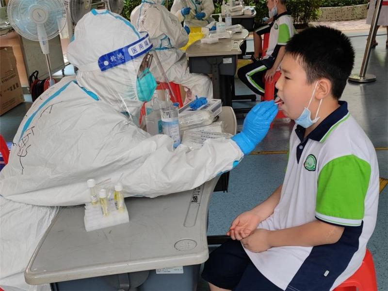 在广州一核酸采样点，小学生采完样赖着不走是为啥？