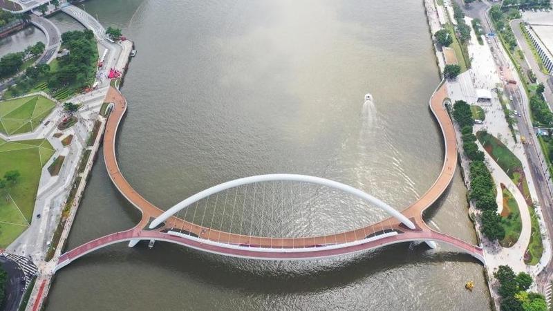 海心桥开通后，市民可以凭预约号登桥